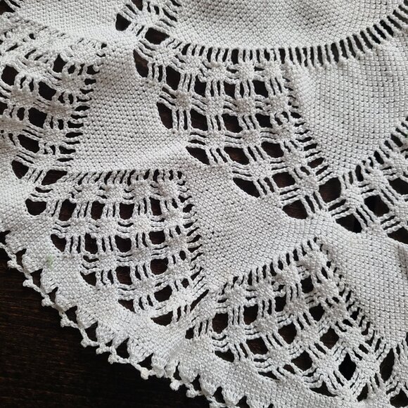 Large crochet doily. Coffee table tablecloth. Side table cover. - Picture 2 of 5